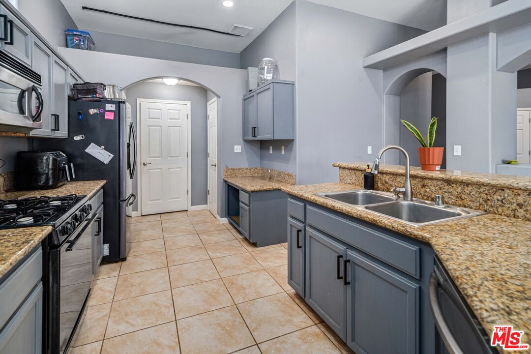 9516 Mendiburu Road California City, CA 93505 - Photo 10 of 32