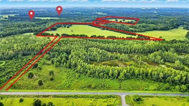 a view of a tennis court