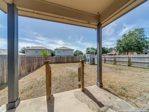 a view of a backyard