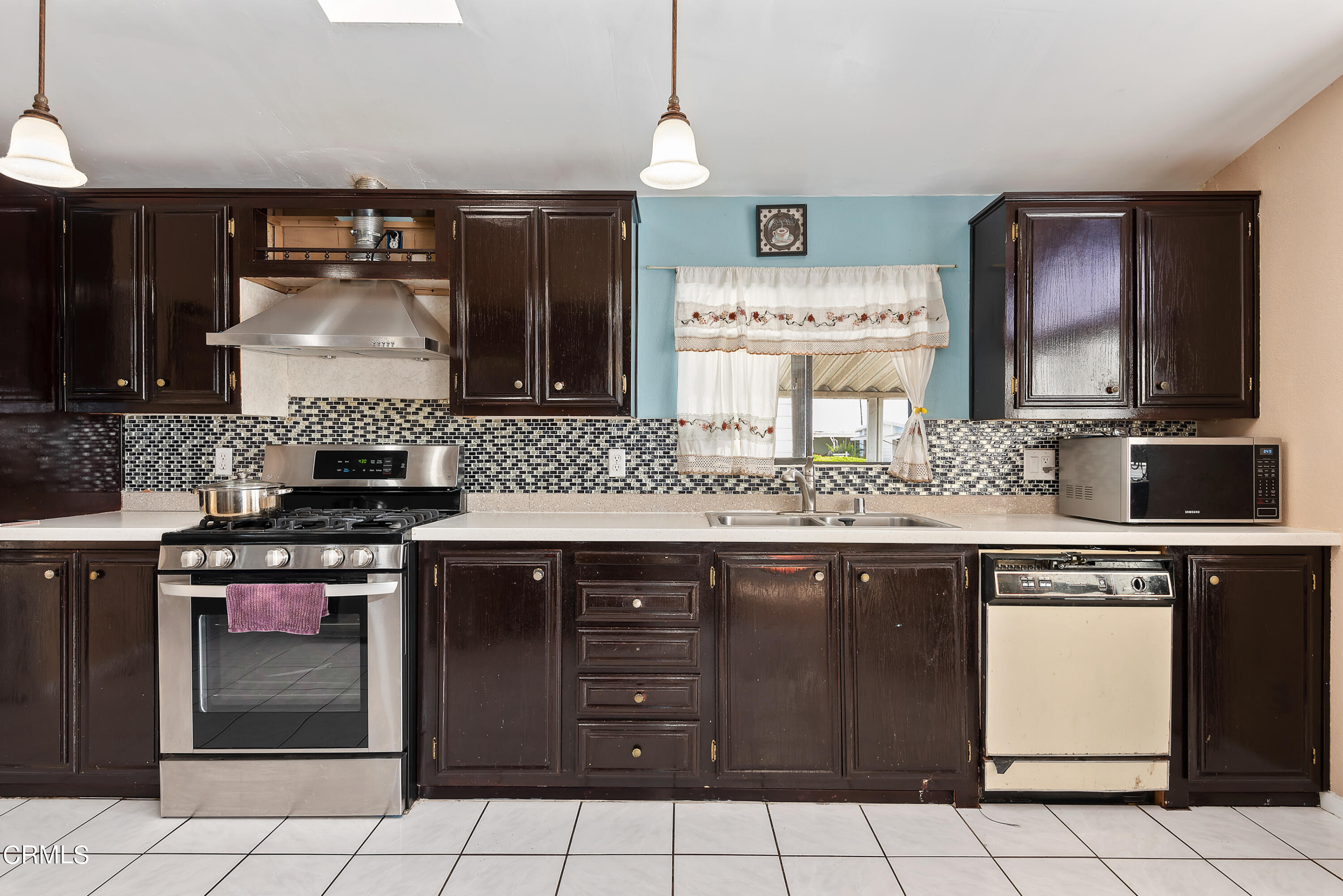 140 Rainbow Drive, Unit 162 Oxnard, CA 93033 - Photo 7 of 19 a kitchen with a sink stove and cabinets