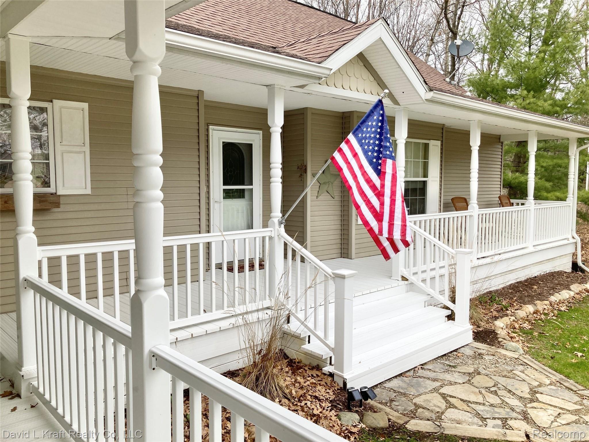 7530 Sand Road Pigeon, MI 48755 - Photo 6 of 35 7530SandFrontPorch.JPG