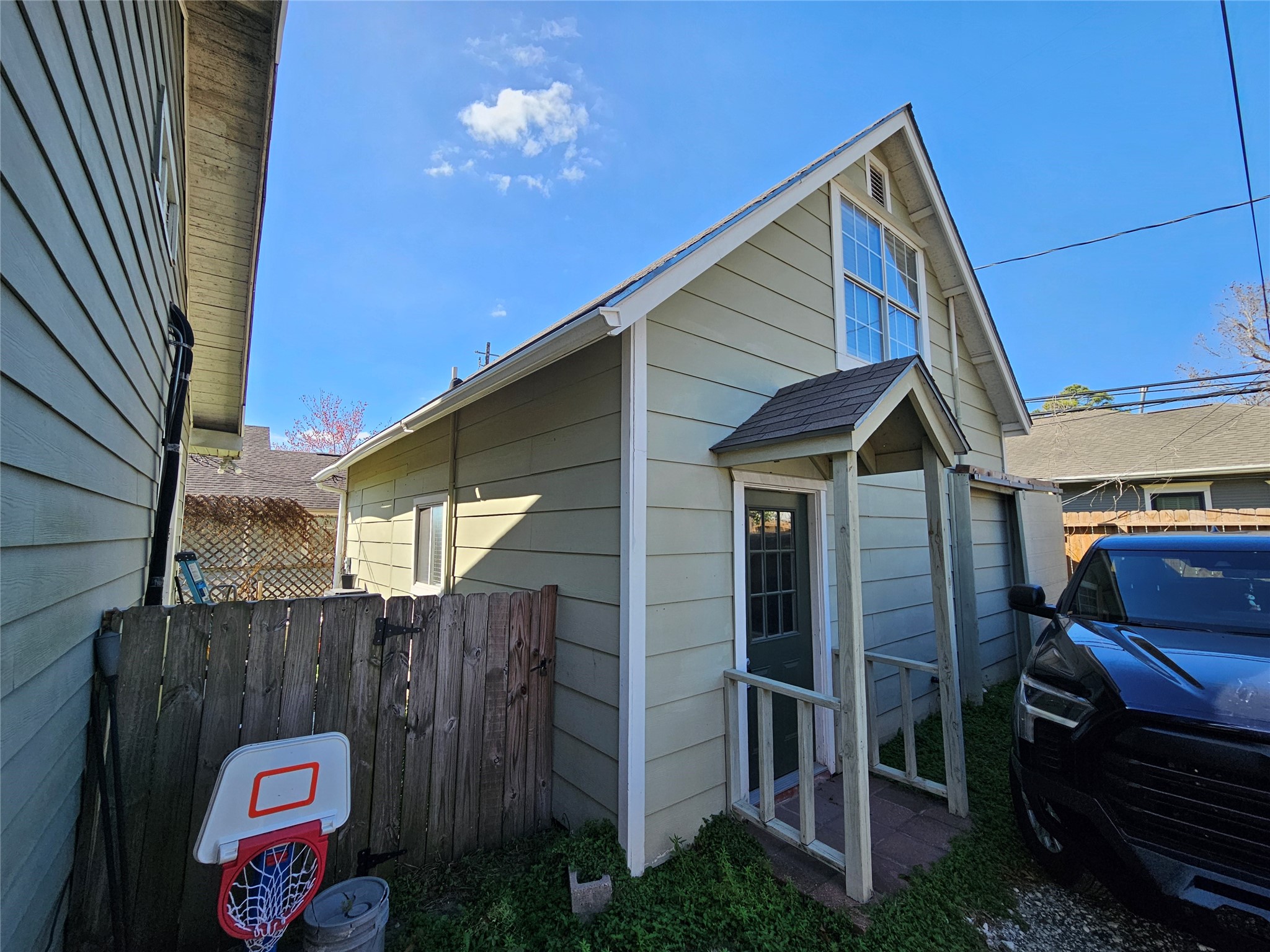 627 East 14th Street Houston, TX 77008 - Photo 5 of 10 a view of a house with a backyard
