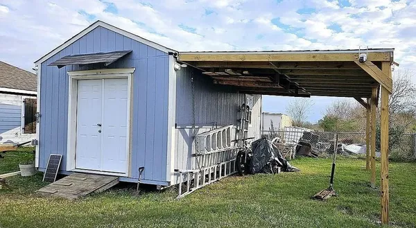 a view of an house with backyard and porch