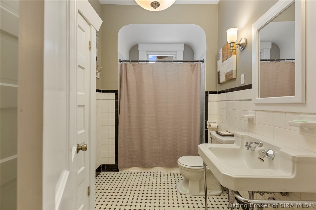 922 East Spring Street New Albany, IN 47150 - Photo 39 of 67 2nd Floor Full Bath