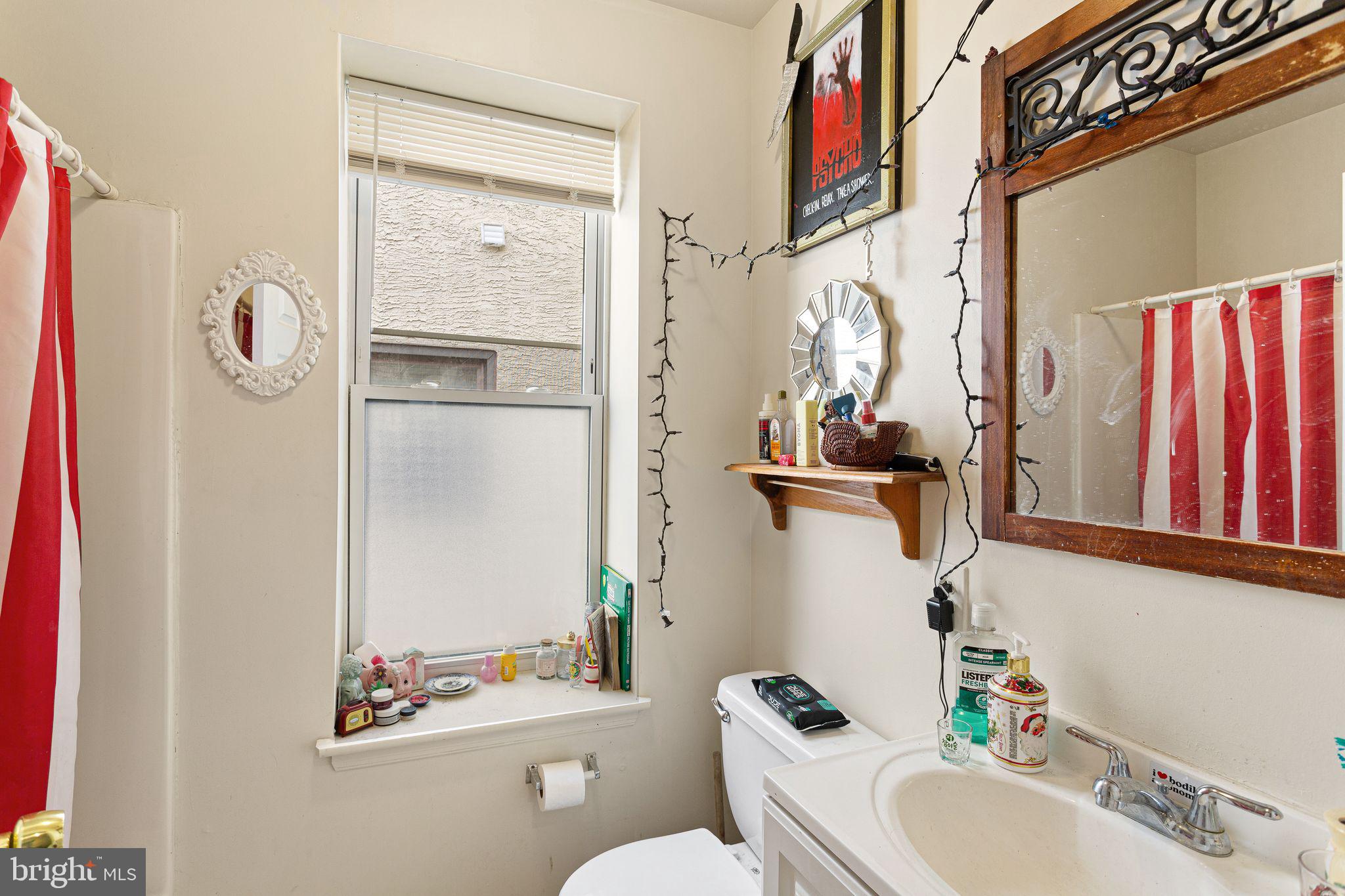 1910 North 17th Street Philadelphia, PA 19121 - Photo 10 of 14 Charming bathroom with cozy decor.