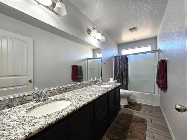 a bed room with a bed and a closet