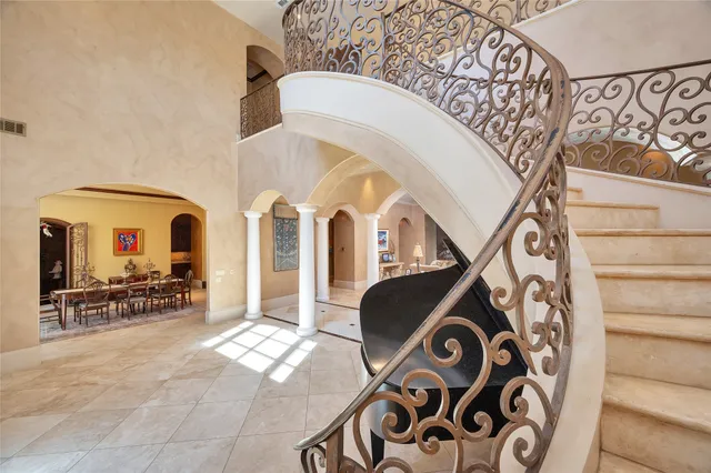 a view of entryway with a flower garden