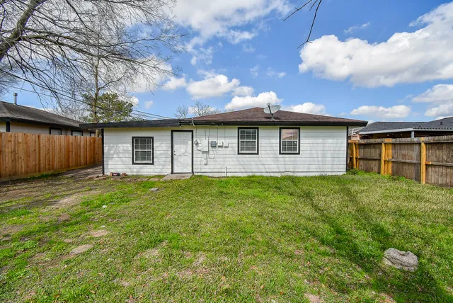 a view of a house with a backyard