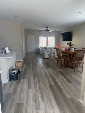 a view of a backyard