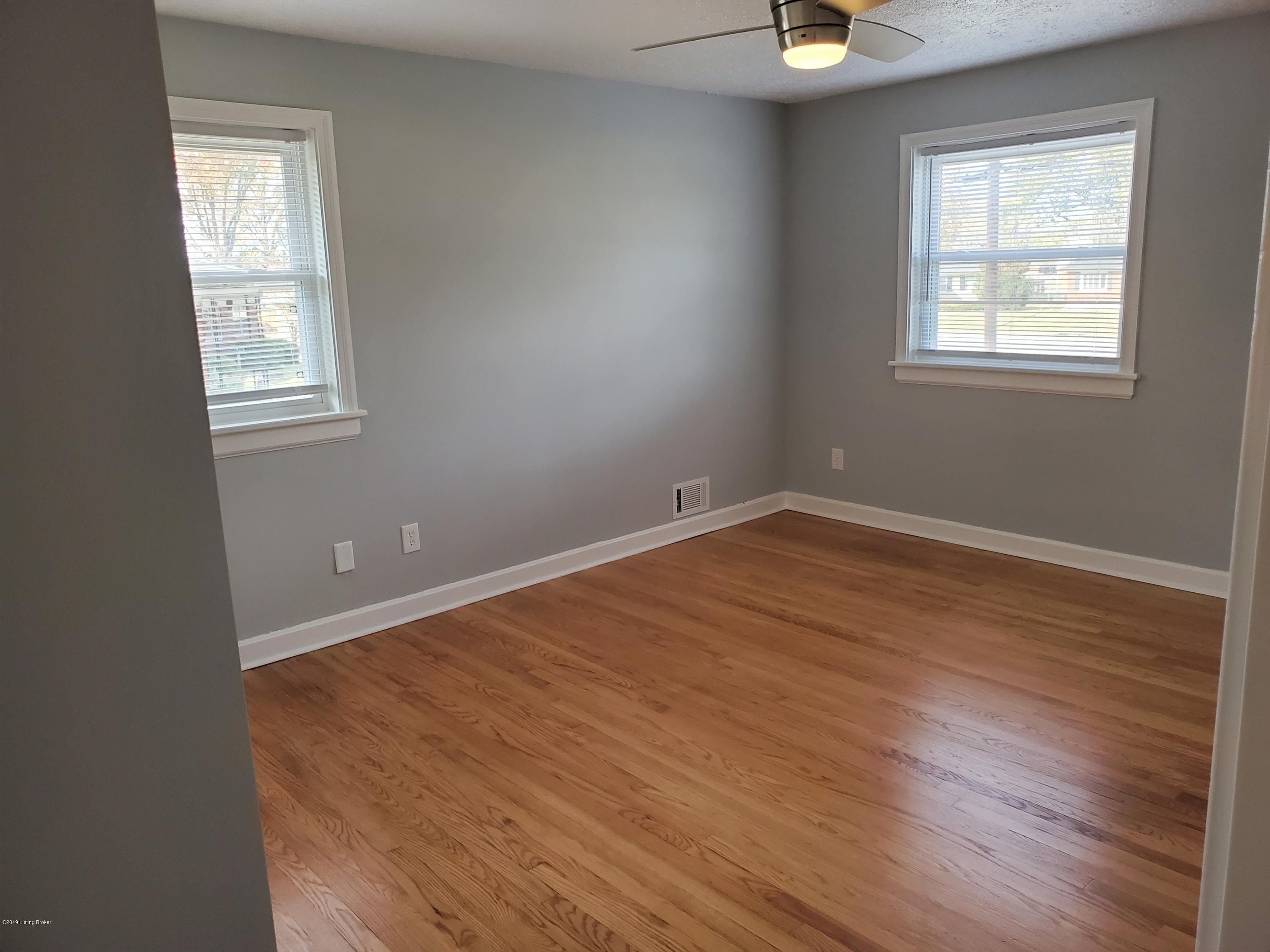 8 Cillia Road Louisville, KY 40216 - Photo 20 of 43 Not a Wide Angle Lens--Just a Big Bedroom!