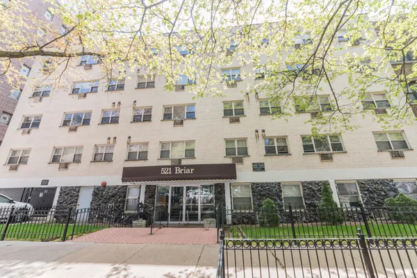 $1,495 | 541 West Briar Place, Unit 307, Chicago, IL 60657