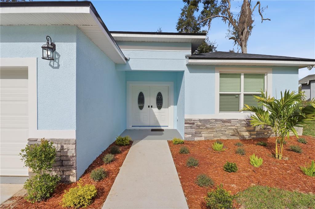 822 Poplar Street Inverness, FL 34452 - Photo 2 of 45 a front view of a house with garden