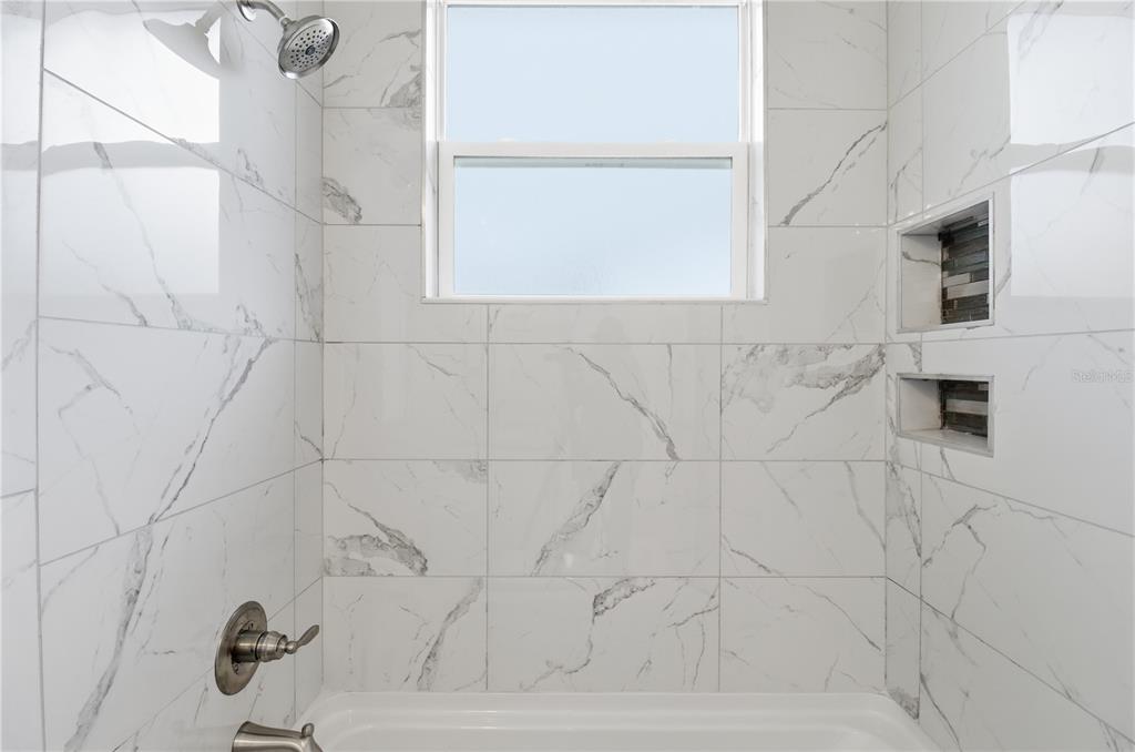 822 Poplar Street Inverness, FL 34452 - Photo 26 of 45 a bathroom with a bathtub