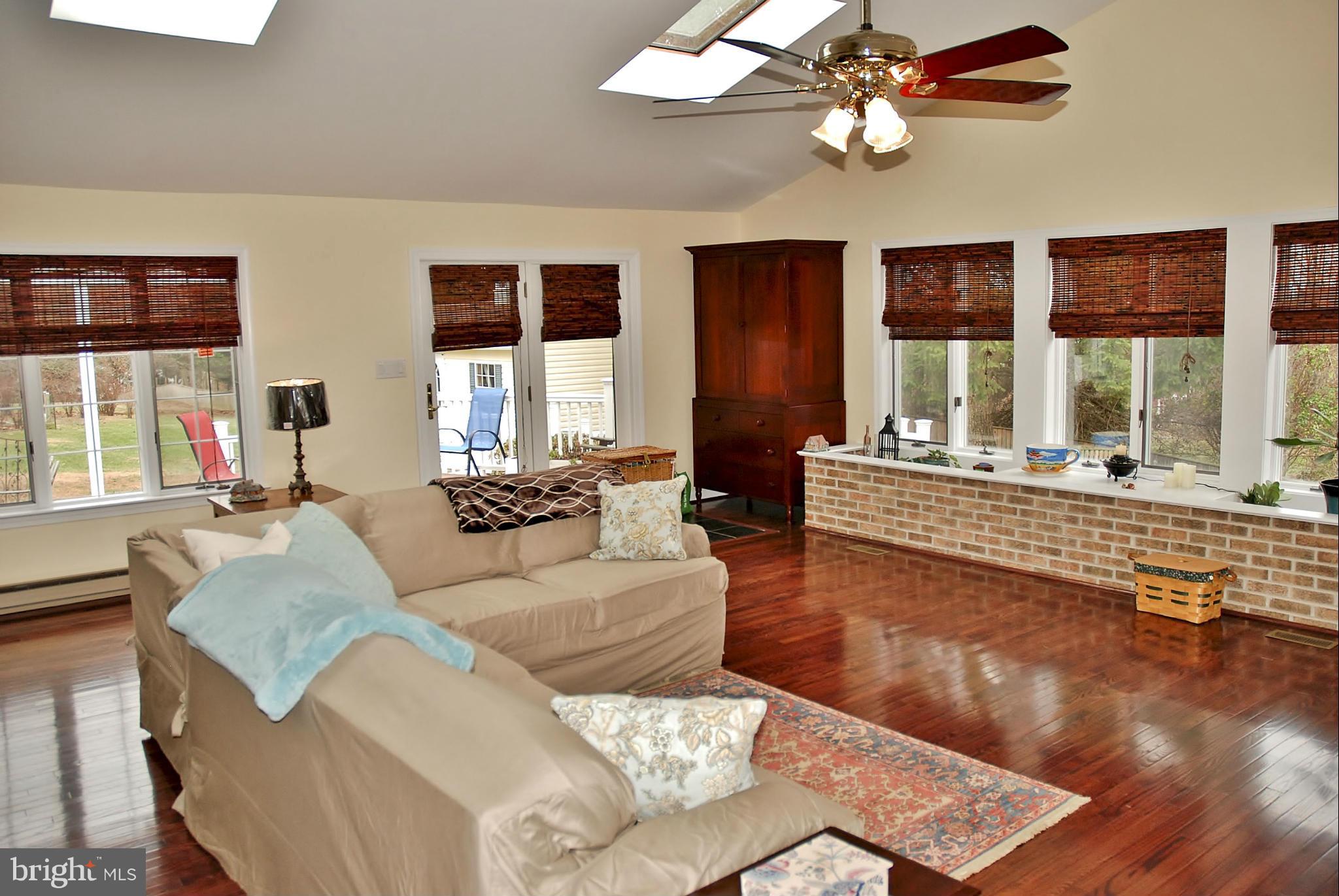 27817 Barnes Road Damascus, MD 20872 - Photo 8 of 30 Family Room