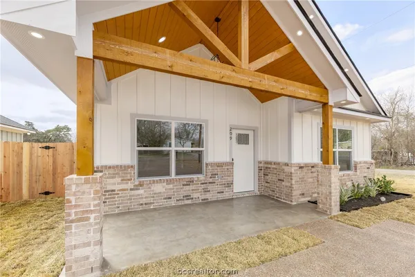 $269,999 | 209 Lock Lane, Bryan, TX 77803