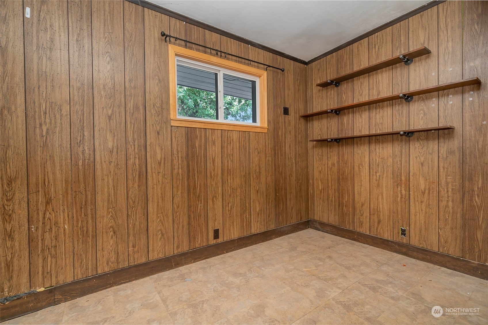 1709 Edmonds Avenue Northeast Renton, WA 98056 - Photo 20 of 31 an empty room with windows