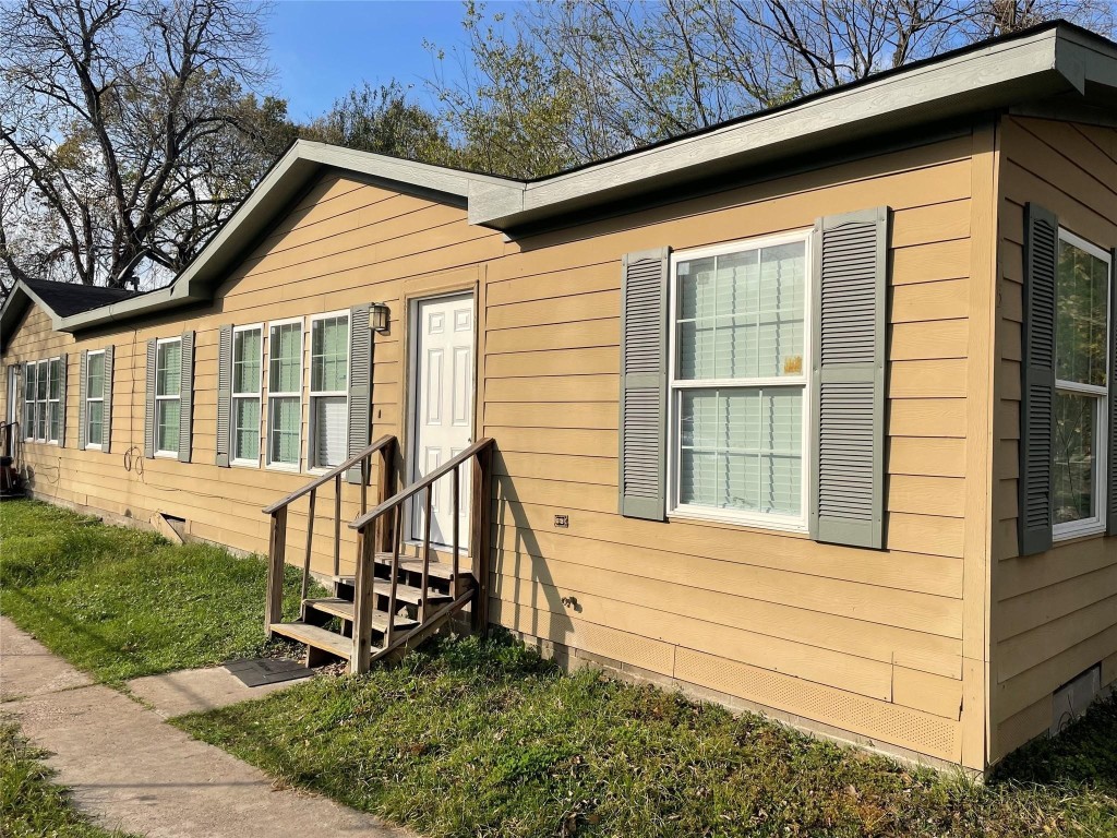 a view of house with a yard