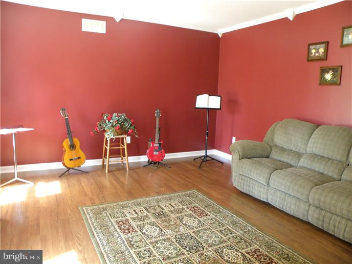 990 Font Road Glenmoore, PA 19343 - Photo 11 of 25 Living Room