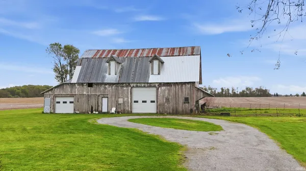 $389,900 | 6815 South 550 East, Wolcottville, IN 46795