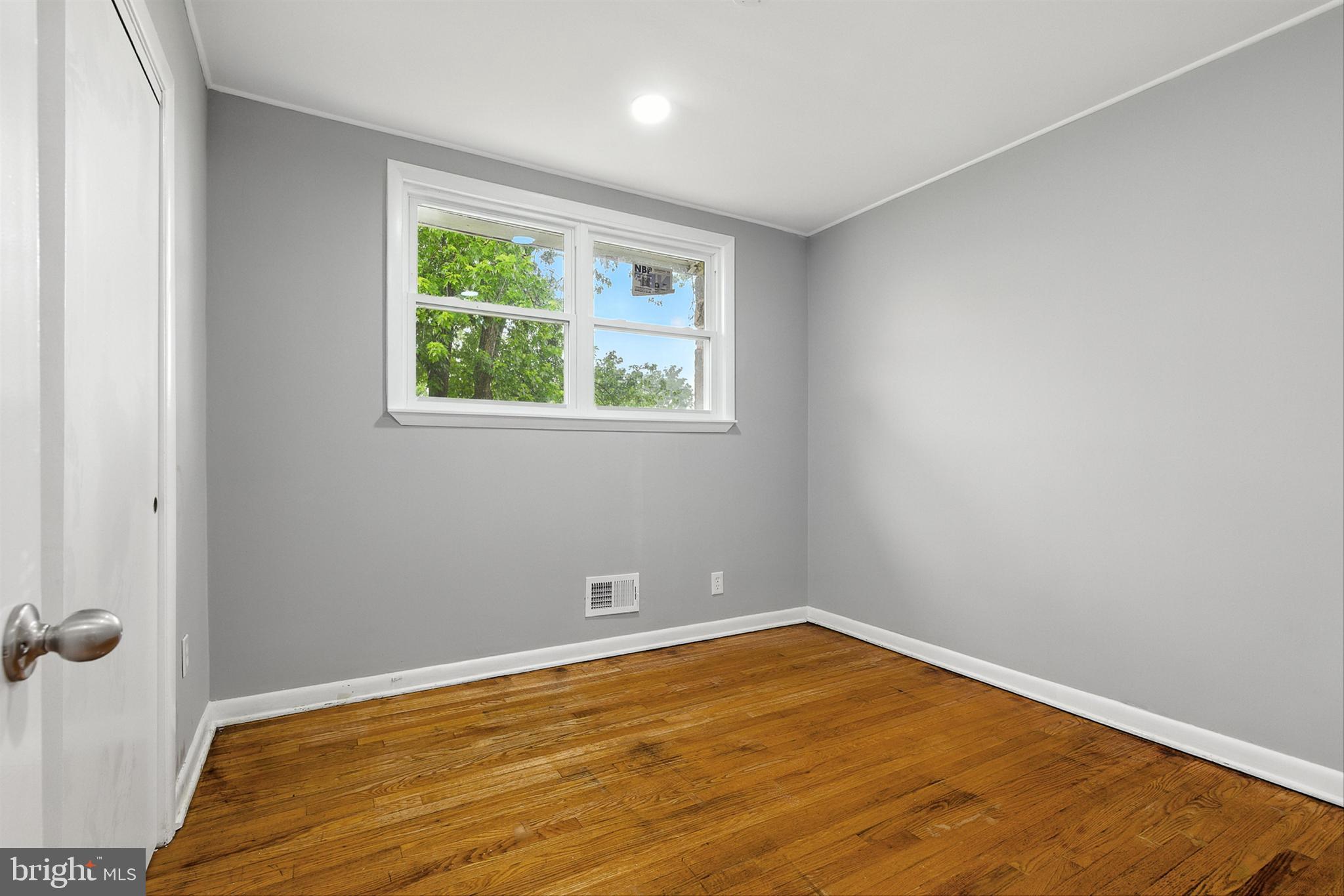 3126 Rices Lane Baltimore, MD 21244 - Photo 15 of 34 an empty room with a window