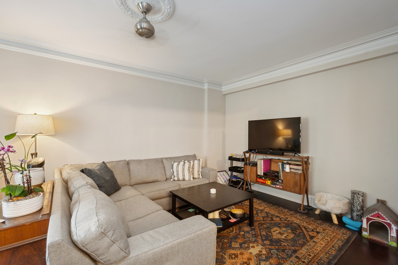 400 West Deming Place, Unit 2K Chicago, IL 60614 - Photo 4 of 10 a living room with furniture and a flat screen tv