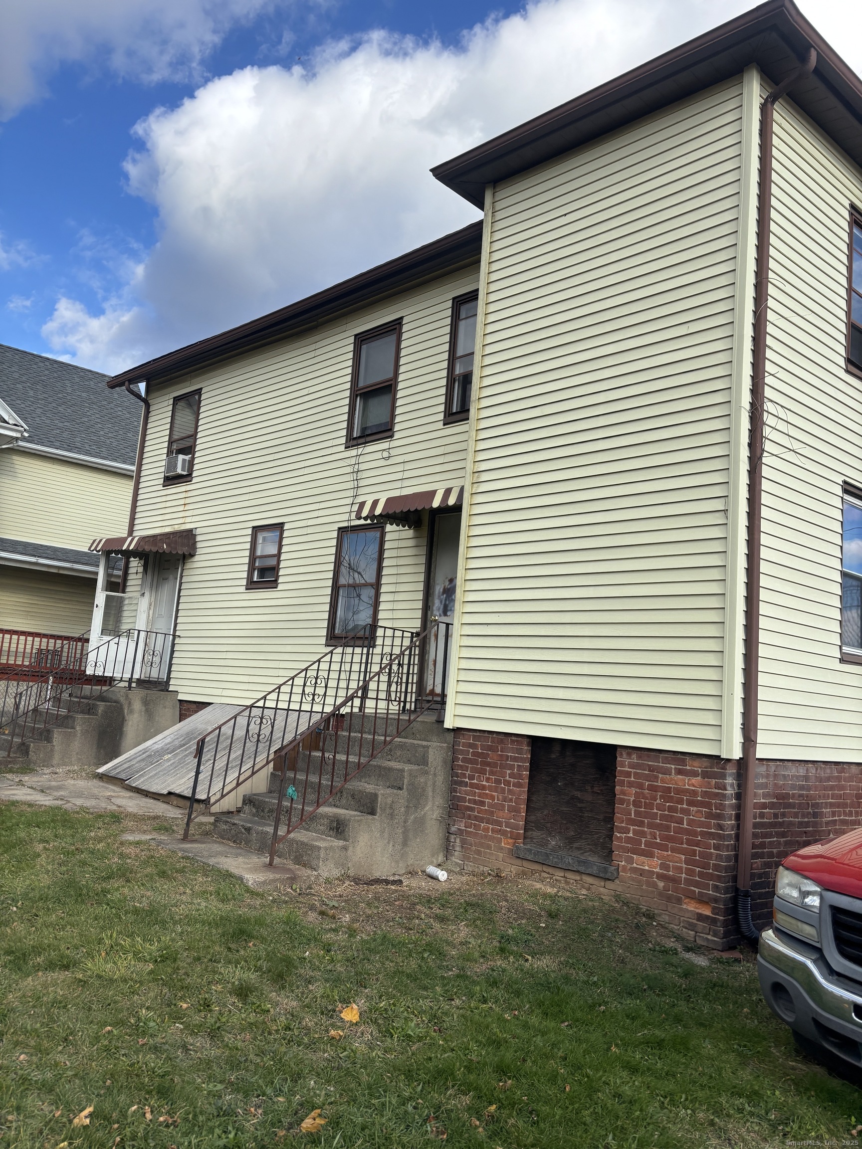 509 Pembroke Street Bridgeport, CT 06608 - Photo 17 of 25 a backyard of a house with table and chairs