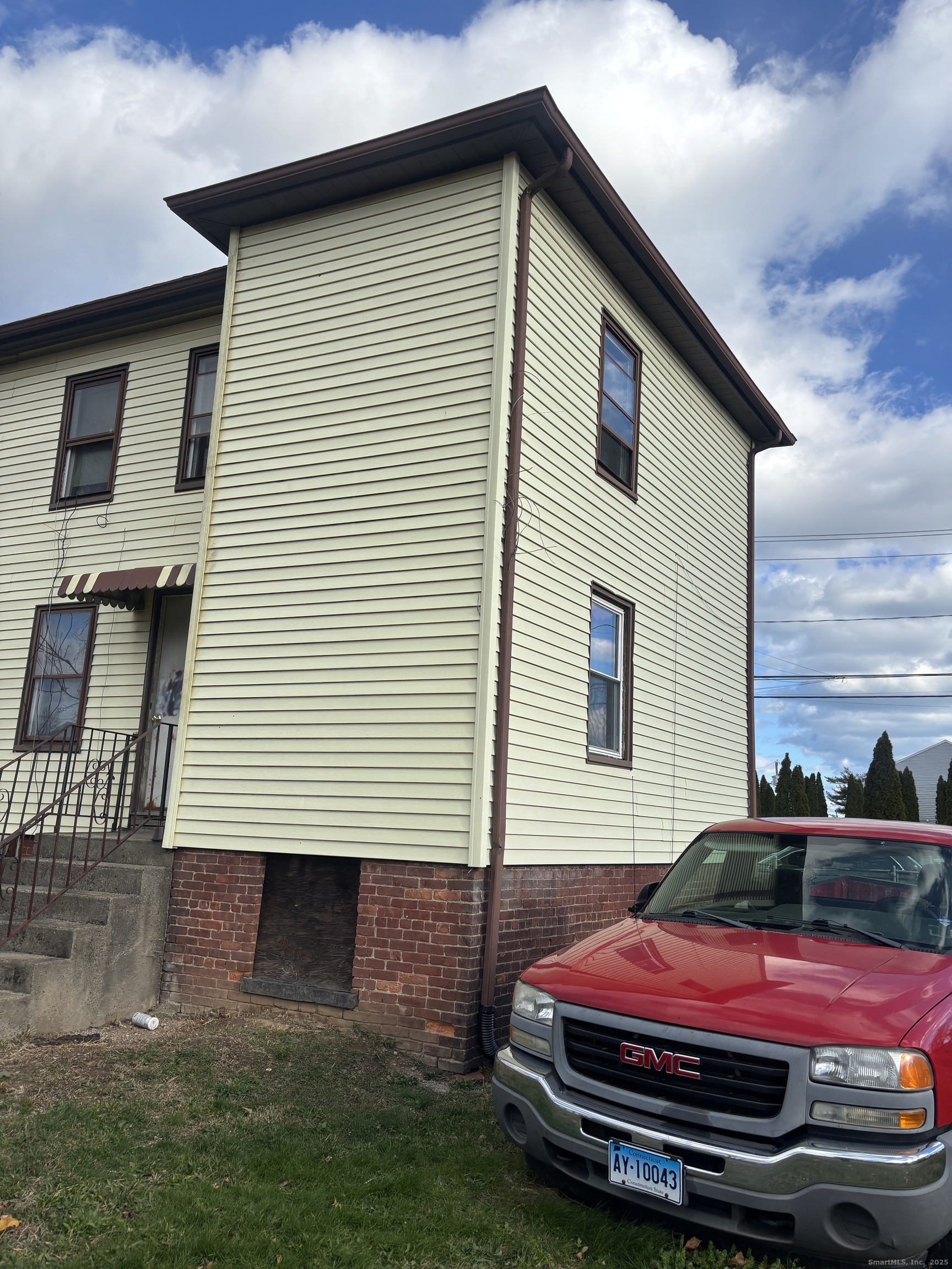509 Pembroke Street Bridgeport, CT 06608 - Photo 18 of 25 a front view of a house with a garden