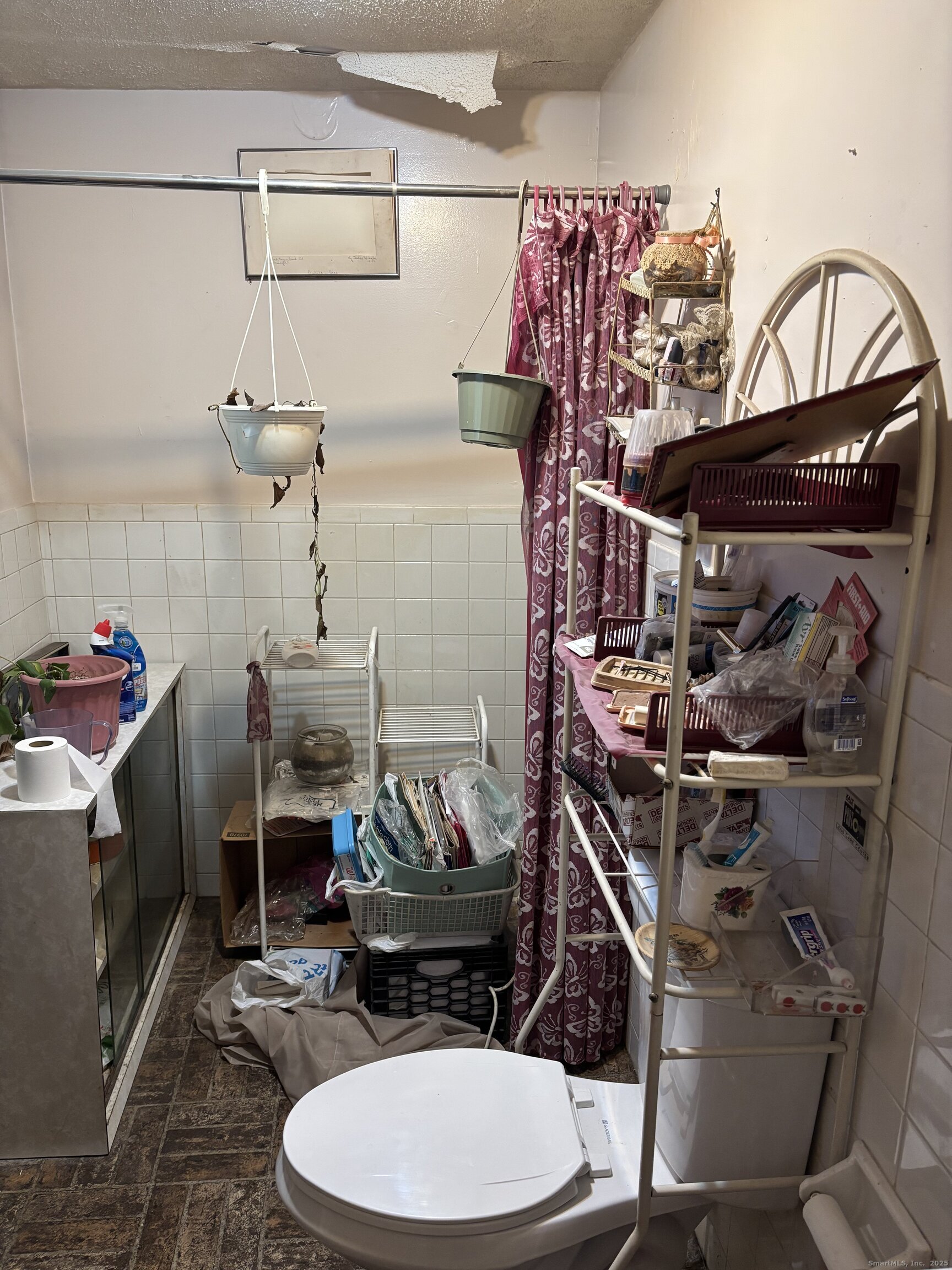 509 Pembroke Street Bridgeport, CT 06608 - Photo 22 of 25 a room with musical instruments