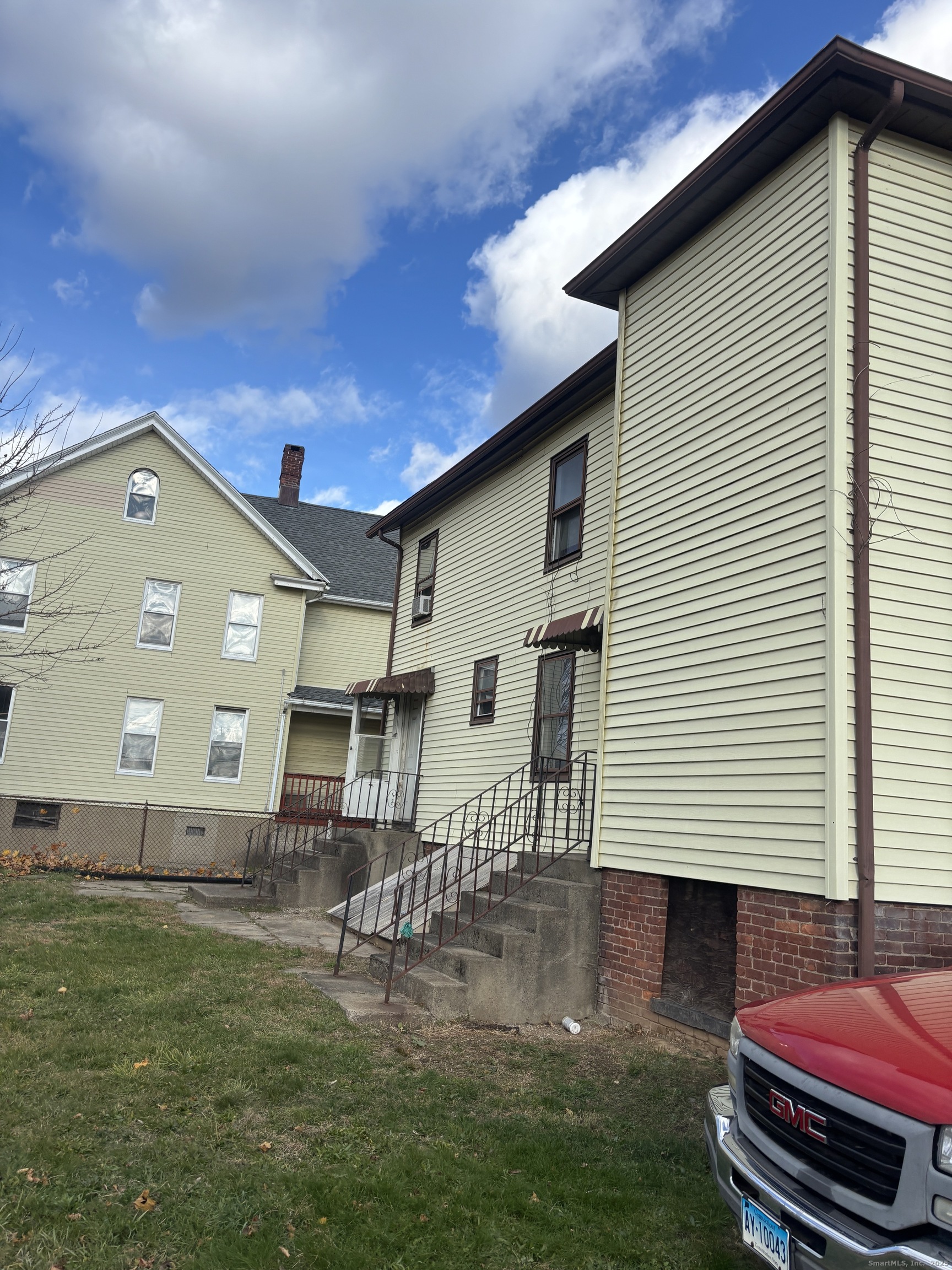 509 Pembroke Street Bridgeport, CT 06608 - Photo 4 of 25 a front view of a house with garden