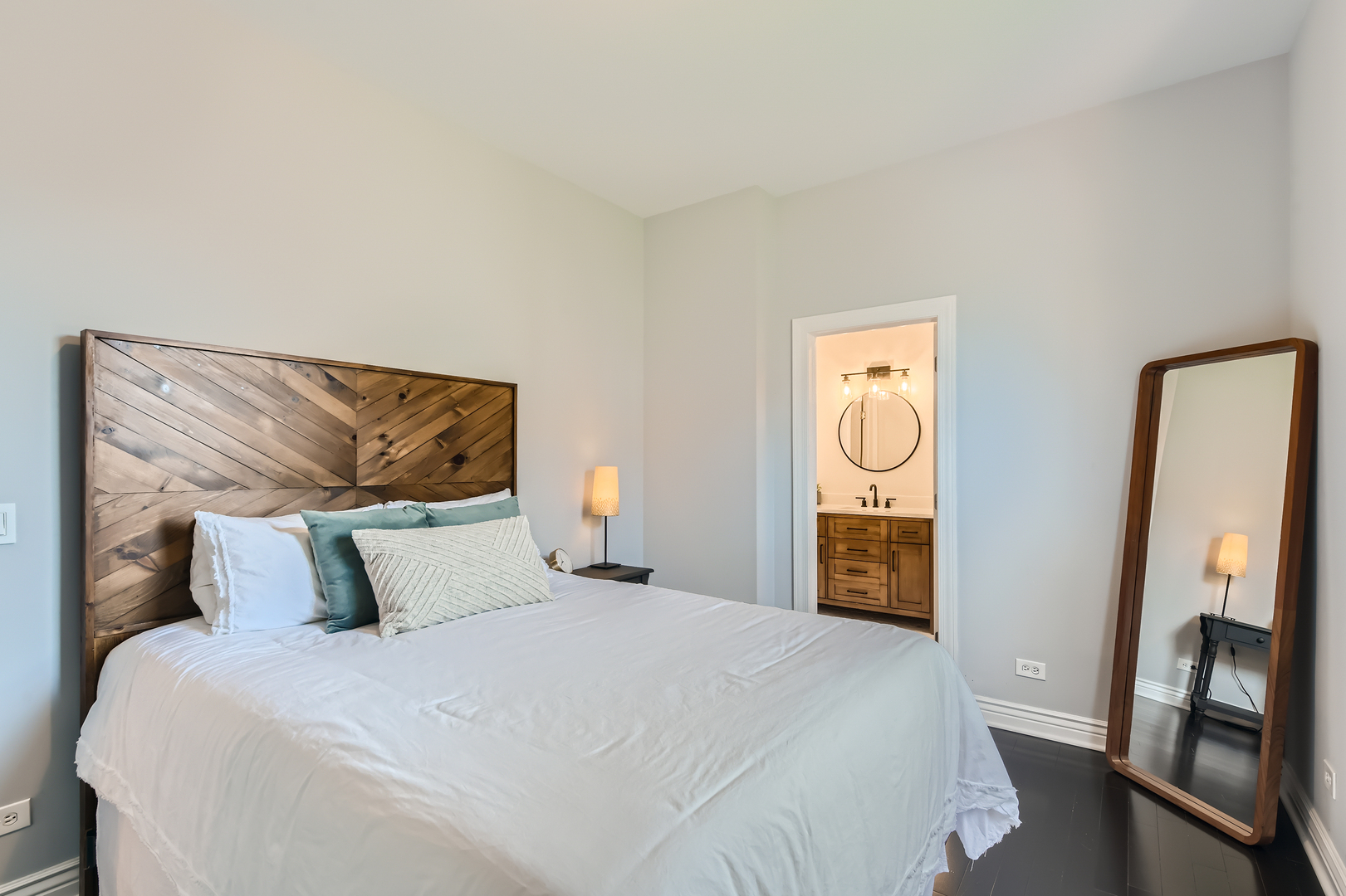 3258 North Racine Avenue, Unit 2 Chicago, IL 60657 - Photo 8 of 17 Gallery Image 8