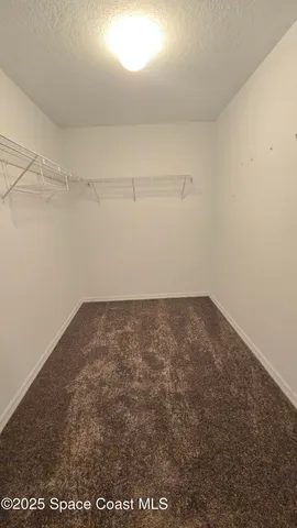 en empty room with an empty space