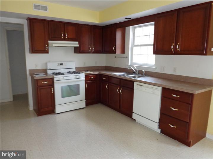 370 Sioux Court Sinking Spring, PA 19608 - Photo 2 of 18 Kitchen