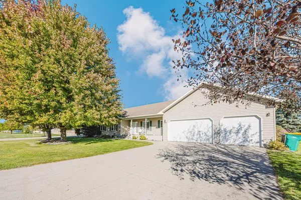 $500,000 | 302 Fairway Drive, Casselton, ND 58012