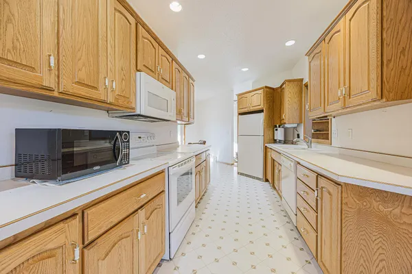 $500,000 | 302 Fairway Drive, Casselton, ND 58012