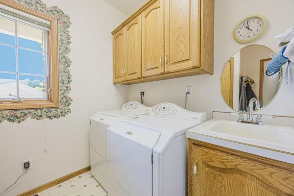 $500,000 | 302 Fairway Drive, Casselton, ND 58012