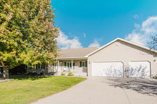 $500,000 | 302 Fairway Drive, Casselton, ND 58012