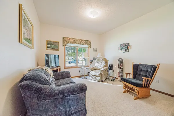 $500,000 | 302 Fairway Drive, Casselton, ND 58012