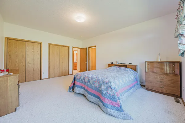 $500,000 | 302 Fairway Drive, Casselton, ND 58012