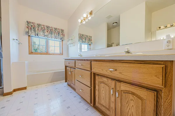 $500,000 | 302 Fairway Drive, Casselton, ND 58012