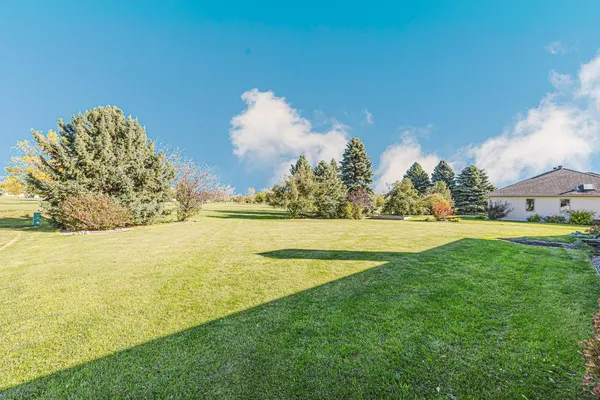 $500,000 | 302 Fairway Drive, Casselton, ND 58012