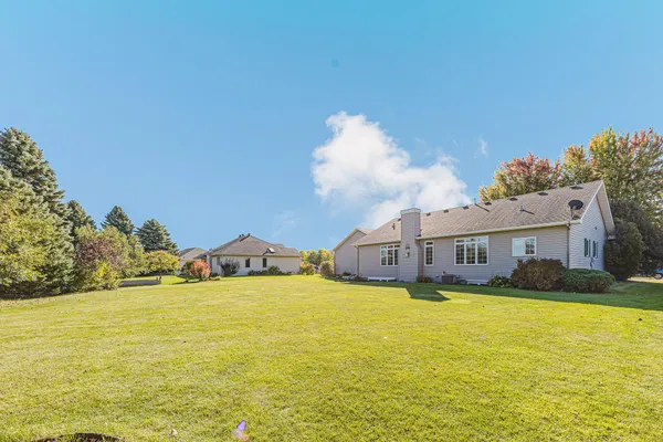 $500,000 | 302 Fairway Drive, Casselton, ND 58012