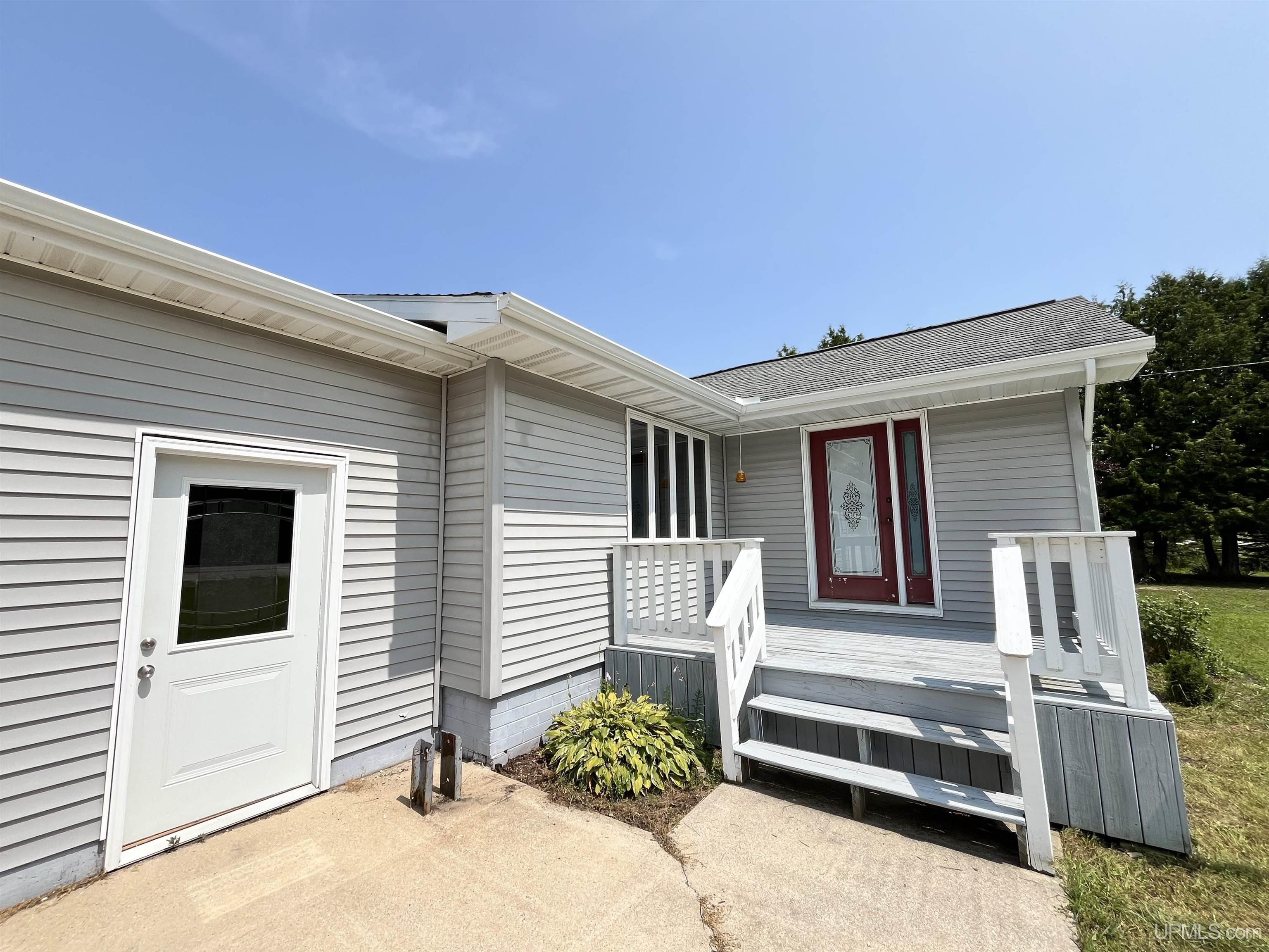 5826 W River Road Manistique, MI 49854 - Photo 3 of 41