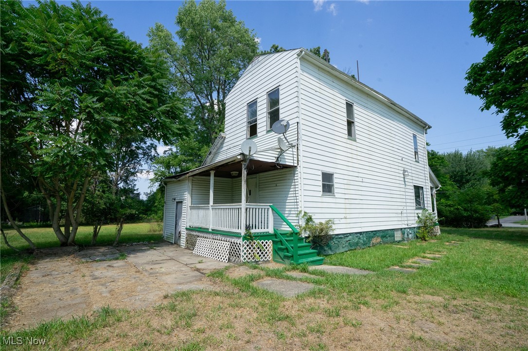 1720 Jacobs Road Youngstown, OH 44505 - Photo 5 of 18 Back of house with a lawn