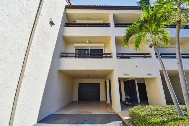 a view of entryway and hall