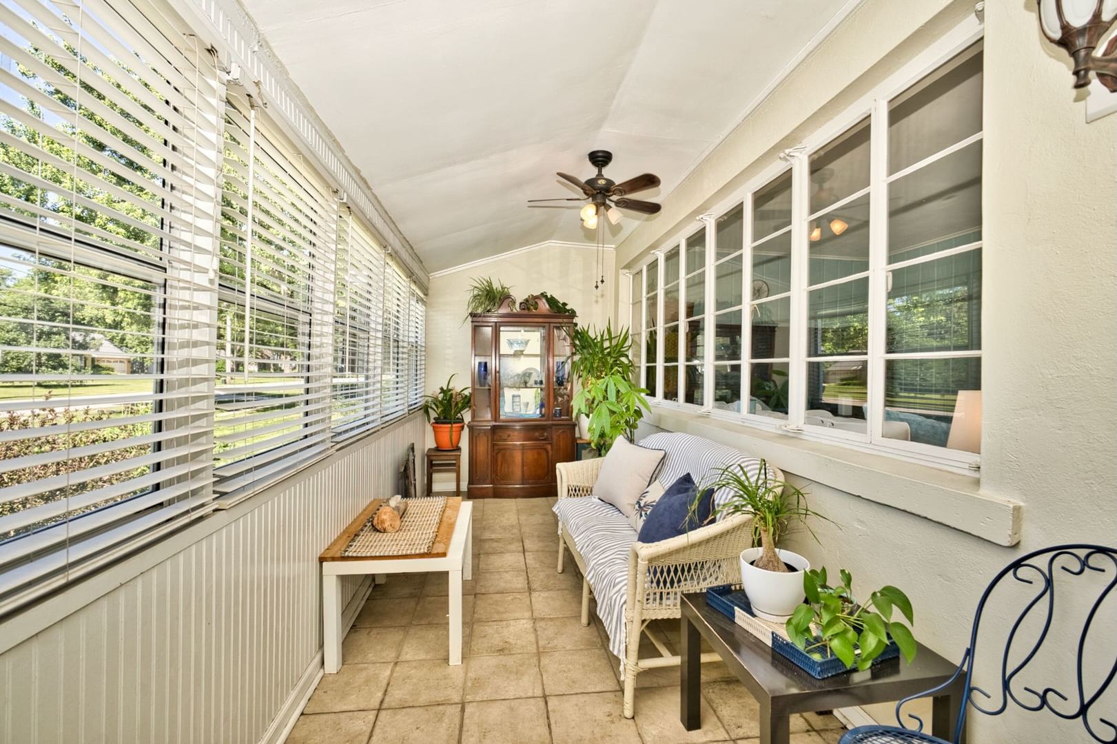 705 Carlisle Road Batavia, IL 60510 - Photo 2 of 25 a very nice looking room with a large window
