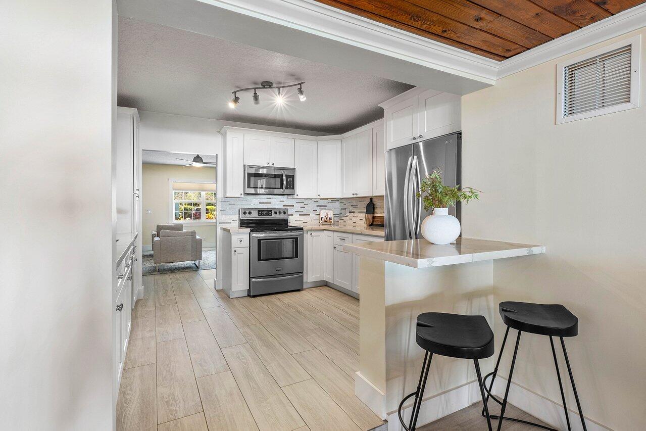 231 Northeast 14th Street Delray Beach, FL 33444 - Photo 6 of 29 012-231Northeast14thStreet-DelrayBeach-F