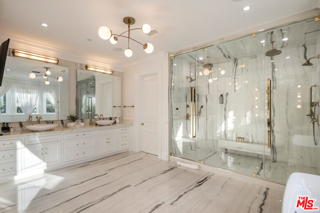 843 North Spaulding Avenue Los Angeles, CA 90046 - Photo 15 of 22