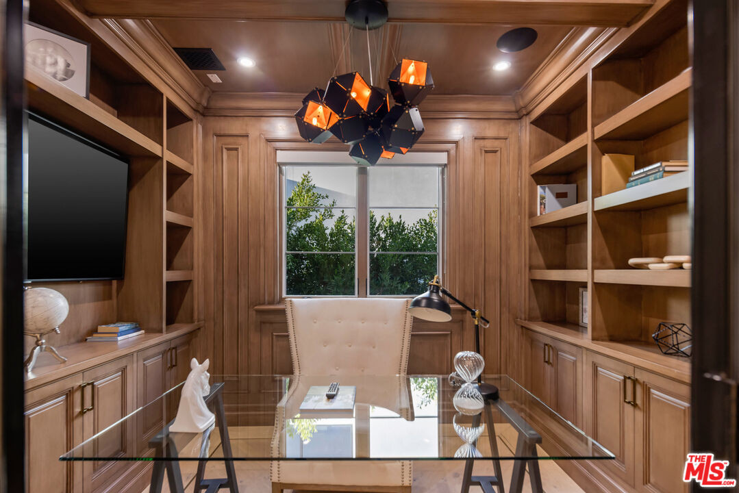 843 North Spaulding Avenue Los Angeles, CA 90046 - Photo 17 of 22