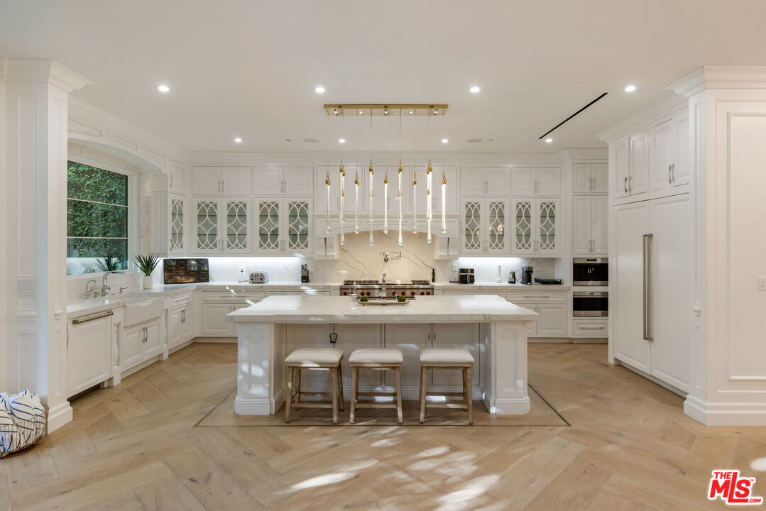 843 North Spaulding Avenue Los Angeles, CA 90046 - Photo 3 of 22