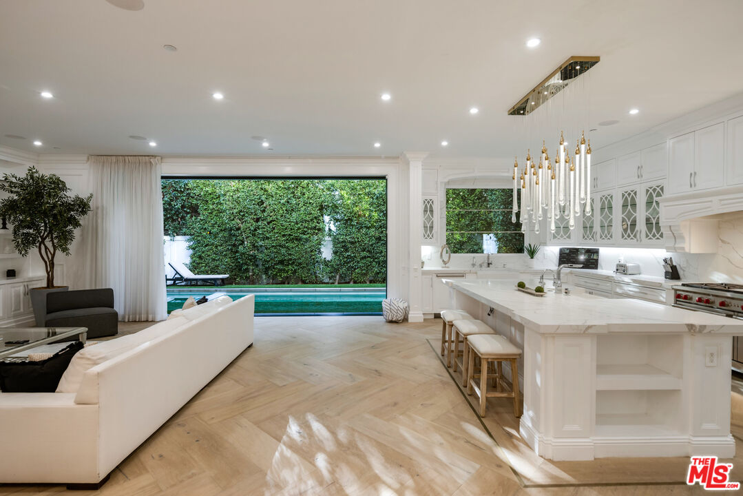 843 North Spaulding Avenue Los Angeles, CA 90046 - Photo 4 of 22